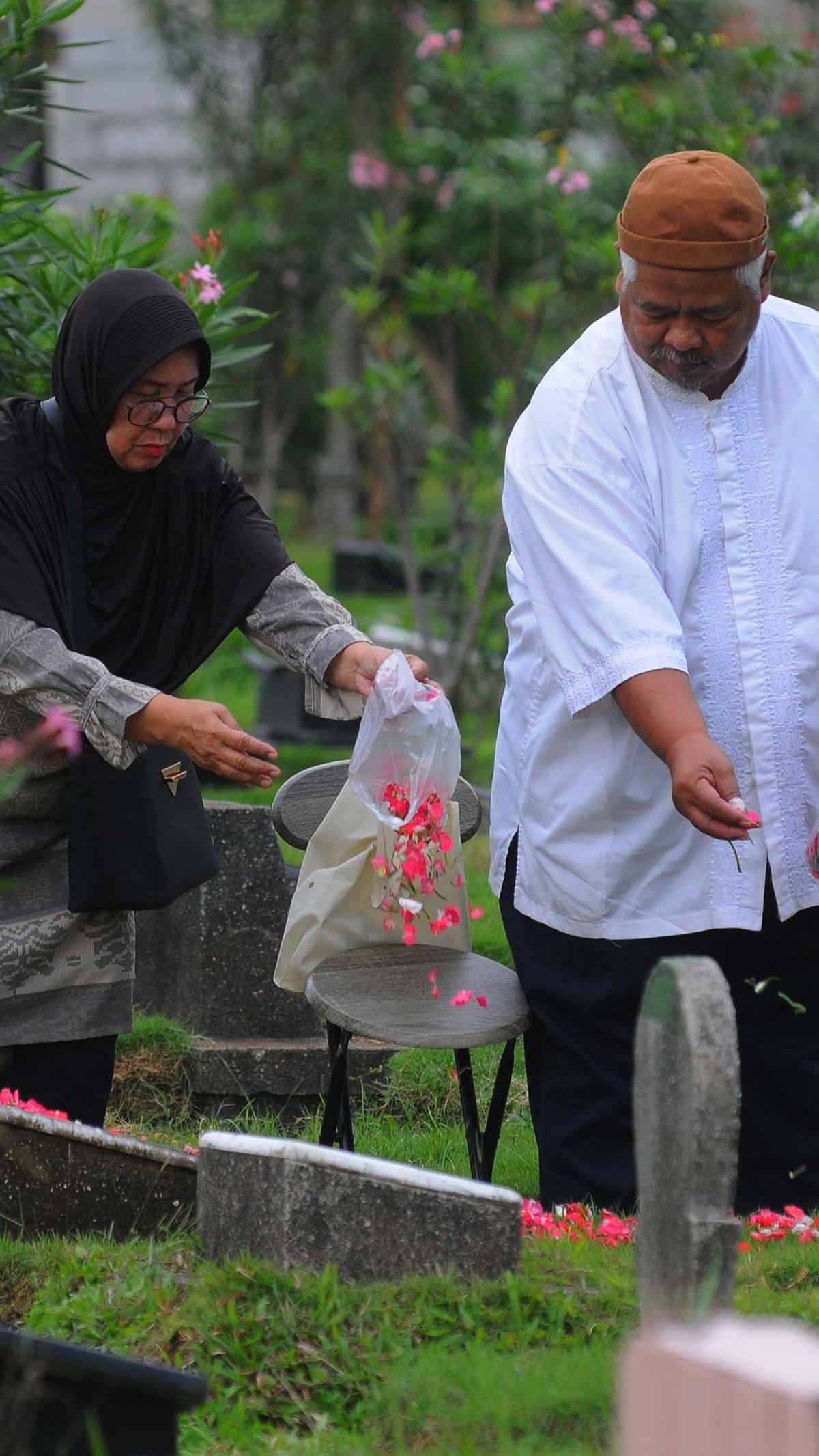 Tata Cara Ziarah Kubur Sesuai Ajaran Islam<br>