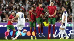 Tembok pertahanan Portugal menghalangi tendangan bebas pemain Serbia Dusan Tadic pada pertandingan kualifikasi Grup A Piala Dunia 2022 di Stadion Luz, Lisbon, 14 November 2021. Serbia menang 2-1. (AP Photo/Armando Franca)