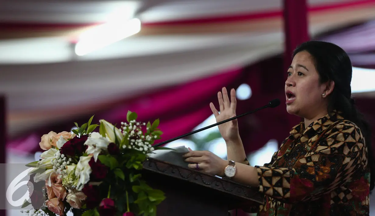 Menteri Koordinator Pembangunan Manusia dan Kebudayaan (PMK) Puan Maharani, memberikan sambutan dalam acara buka puasa bersama karyawan di PT Tempo Scan Pacific Cikarang, Jawa Barat, Kamis (23/6). (Liputan6.com/Faizal Fanani)