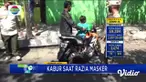 Para pengendara motor memilih kabur, saat terjadi razia masker yang dilakukan petugas Satpol PP Jombang di Alun-alun Jombang, Jawa Timur, pada Rabu siang. Bahkan sejumlah warga nekat tancap gas, karena menolak diamankan.