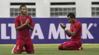 Gelandang Timnas Indonesia, Evan Dimas, berdoa sebelum melawan Mauritius pada laga uji coba di Stadion Wibawa Mukti, Jawa Barat, Selasa (11/9/2018). Indonesia menang 1-0 atas Mauritius. (Bola.com/Vitalis Yogi Trisna)