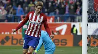 Striker Atletico Madrid, Fernando Torres, merayakan gol ke gawang Eibar pada laga La Liga di Vicente Calderon, Madrid, Sabtu (6/2/2016) malam WIB. (REUTERS/Javier Barbancho)