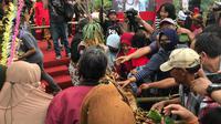 Suasana perebutan Gunungan oleh para pengunjung yang menghadiri tradisi Sesaji Rewanda di Goa Kreo Semarang, (Foto :Titoisnau)