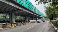 Genangan surut, Jalan Rasuna Said, depan Gedung Lina Jakarta sudah bisa dilewati kendaraan. (Ady Anugrahadi/Liputan6.com)