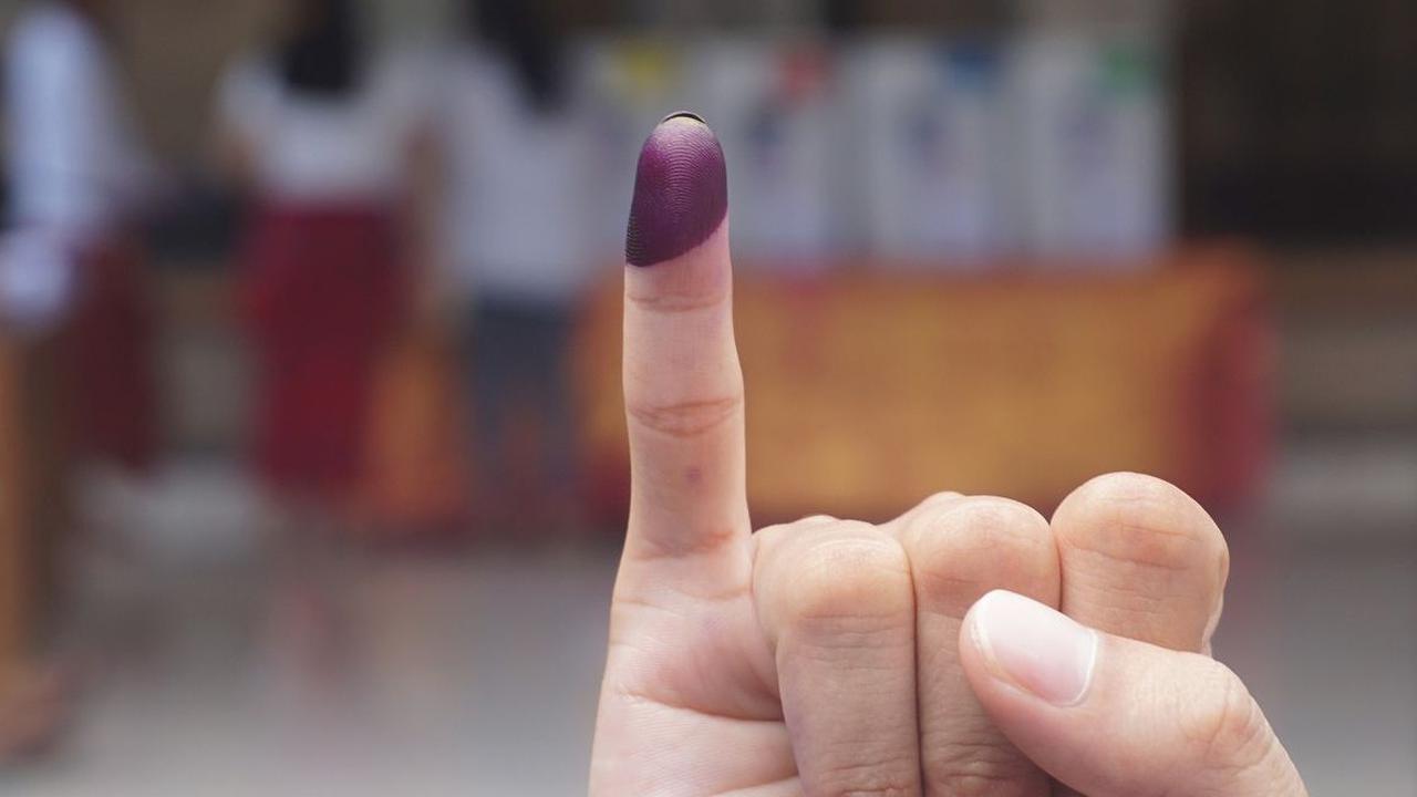 Masyarakat yang memiliki hak pilih akan mencoblos pada 14 Februari 2024. Setelah mencoblos, masyarakat biasanya bakal diwajibkan mencelupkan jari ke tinta.&nbsp;