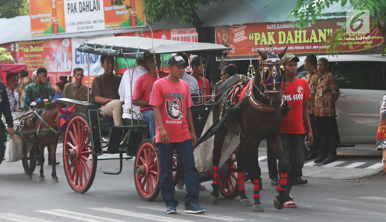 Panitia mengendarai andong melakukan simulasi kirab pernikahan Kahiyang-Bobby menuju Graha Saba Buana, Solo, Senin (6/11). Pernikahan tersebut akan digelar pada Rabu (8/11) lusa. (Liputan6.com/Angga Yuniar)