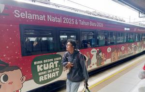 Hingga Senin, 22 Desember 2025 pukul 08.00 WIB, penjualan tiket kereta api jarak jauh dan lokal oleh PT KAI telah mencapai 2.447.504 tiket dari total 3.506.104 tempat duduk yang disediakan. (Dok KAI)
