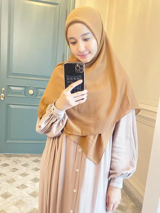 <p>Kombinasi warna coklat tanpa motif cocok untuk aktivitas sehari-hari.</p>