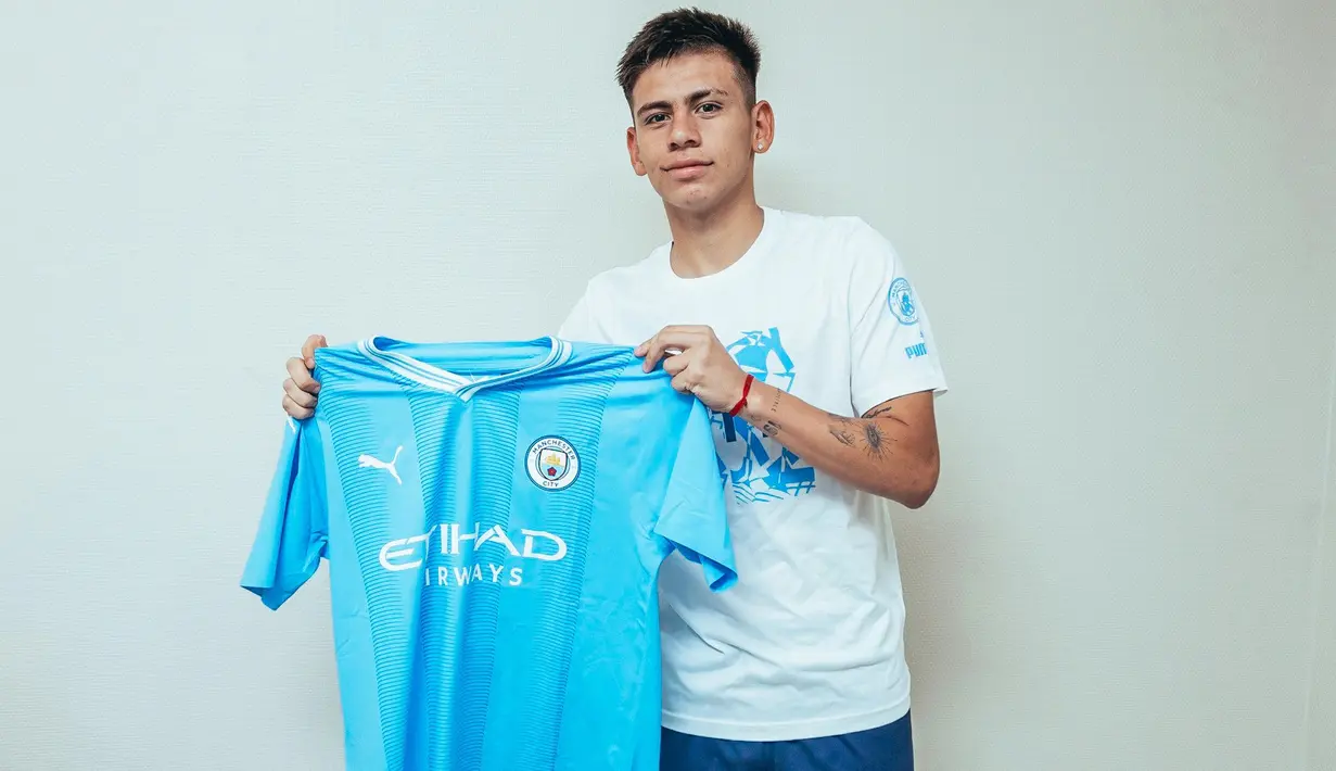 Gelandang serang Argentina alumnus Piala Dunia U-17 2023 berusia 18 tahun, Claudio Echeverri didatangkan raksasa Liga Inggris, Manchester City dari klub Argentina, River Plate pada 25 Januari 2024 dengan nilai transfer 14,5 juta euro atau setara Rp248 miliar. Namun Man City tak akan langsung memainkannya di sisa musim ini karena masih akan membela River Plate hingga 31 Desember 2024 berstatus pinjaman dari The Citizens. (mancity.com)