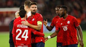 Pemain LOSC Lille, Calvin Verdonk (kiri) ikut merayakan gol yang dicetak oleh Olivier Giroud dalam laga Liga Europa 2025/2026 melawan SK Brann di Stade Pierre-Mauroy in Villeneuve-d'Ascq, Prancis, Kamis (25/09/2025) waktu setempat. (AP Photo/Jean-Francois Badias)