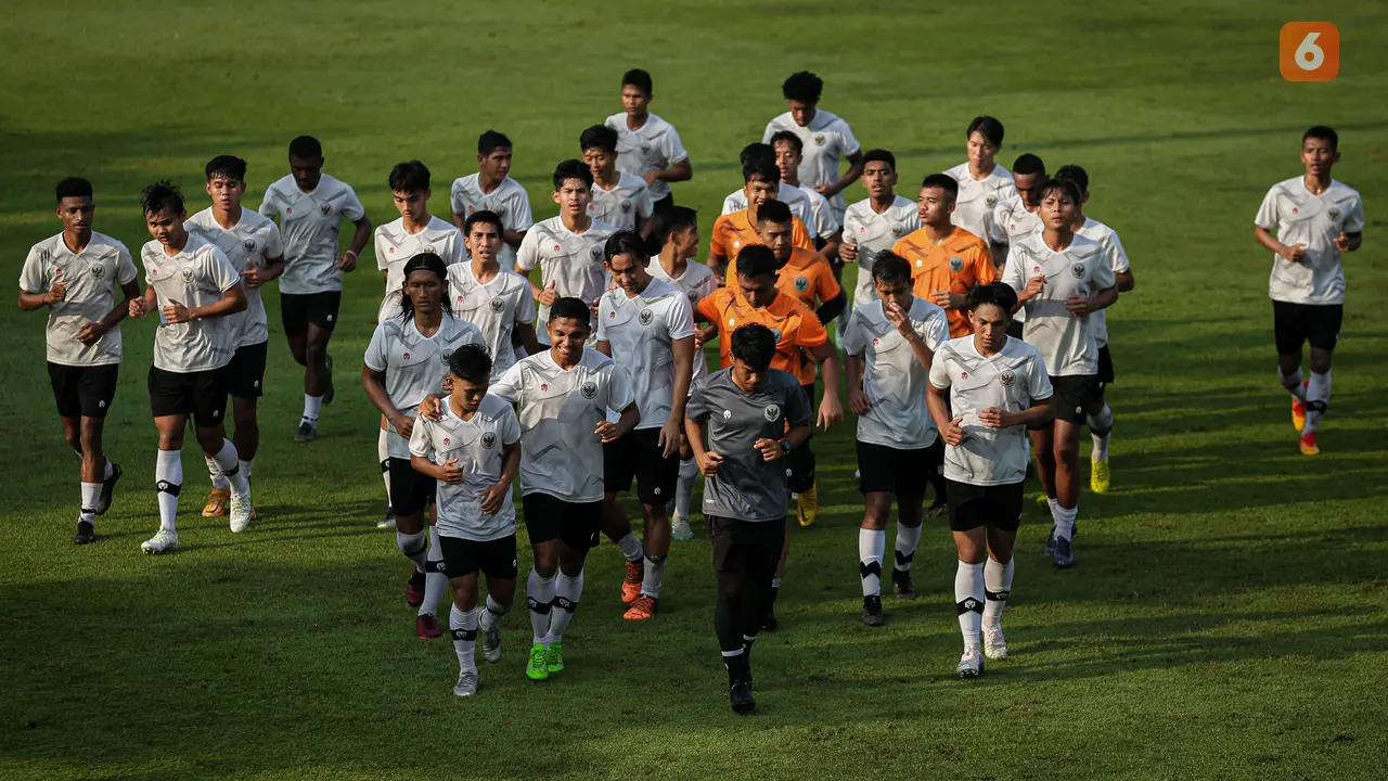 Foto: Menilik Latihan Pagi Timnas Indonesia U-22 Asuhan Indra Sjafri, Belasan Pemain Baru Bergabung di TC Gelombang Kedua Ini