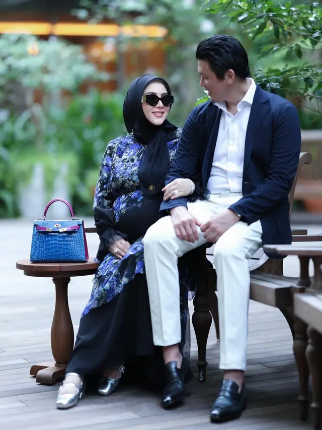 Gaya Bumil Mahal ala Syahrini dengan Tas Milyaran, Tampilan Pantofel yang Ketat Jadi Sorotan