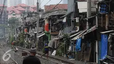 Suasana permukiman padat penduduk di pinggir rel kawasan Petamburan, Jakarta, Selasa (19/7). BPS DKI Jakarta menyatakan jumlah penduduk miskin di Jakarta mengalami kenaikan 0,14 poin. (Liputan6.com/Faizal Fanani)