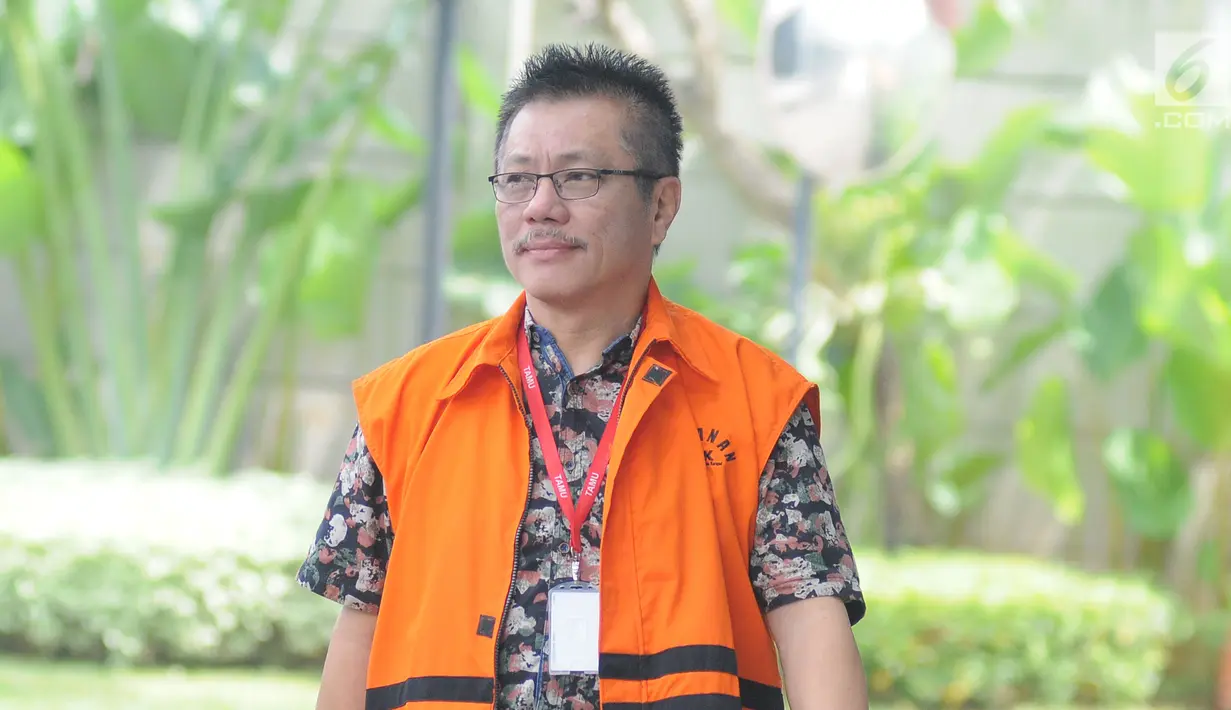 Dirut PT Menara Agung Pusaka Donny Winoto saat tiba di gedung KPK, Jakarta, Kamis (1/3). Kasus tersebut terkait pembangunan Rumah Sakit Umum Daerah Damanhuri, Barabai, Kabupaten Hulu Sungai Tengah, Kalimantan Selatan. (Liputan6.com/Herman Zakharia)
