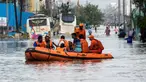 Tim penyelamat National Disaster Response Force (NDRF) mengevakuasi orang-orang dari daerah banjir menyusul hujan lebat di sepanjang pantai Teluk Benggala, Chennai, India, Selasa (5/12/2023). Badai Michaung mulai melanda di sepanjang garis pantai tenggara India pada hari Selasa, membawa serta hujan lebat dan angin kencang. (AP Photo)