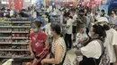 Foto pada 2 Agustus 2021 menunjukkan orang-orang membeli barang di supermarket di Wuhan, provinsi Hubei. Pihak berwenang di Wuhan akan melakukan tes COVID-19 terhadap seluruh penduduk, setelah kota di China Tengah ini melaporkan infeksi lokal pertamanya dalam lebih dari setahun. (STR / AFP)