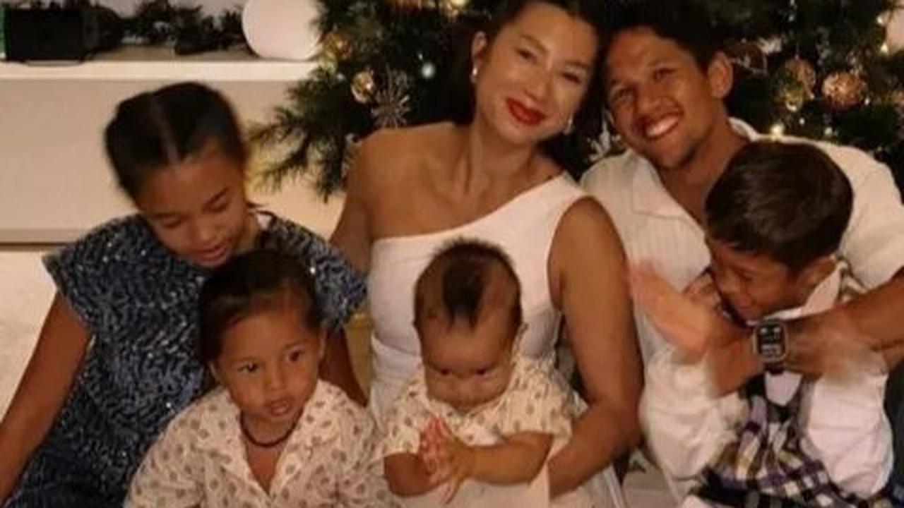 6. Jennifer Bachdim dan Irfan Bachdim merayakan Natal bersama anak-anak, momen kebersamaan keluarga yang terekam dalam unggahan di Instagram, menyiratkan kehangatan dalam perbedaan.