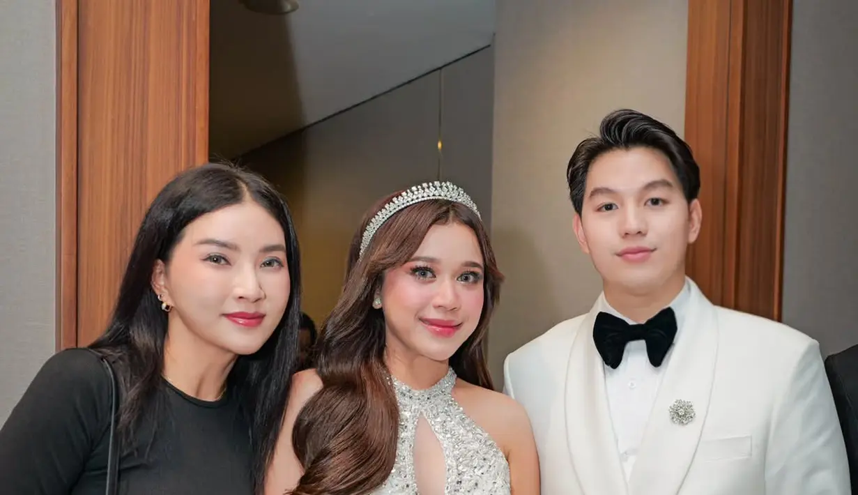 Sarwendah memilih tampil simpel namun tetap berkelas dengan outfit serba hitam. Siluetnya yang clean dan minim detail memberikan kesan modern. [@sarwendah29].