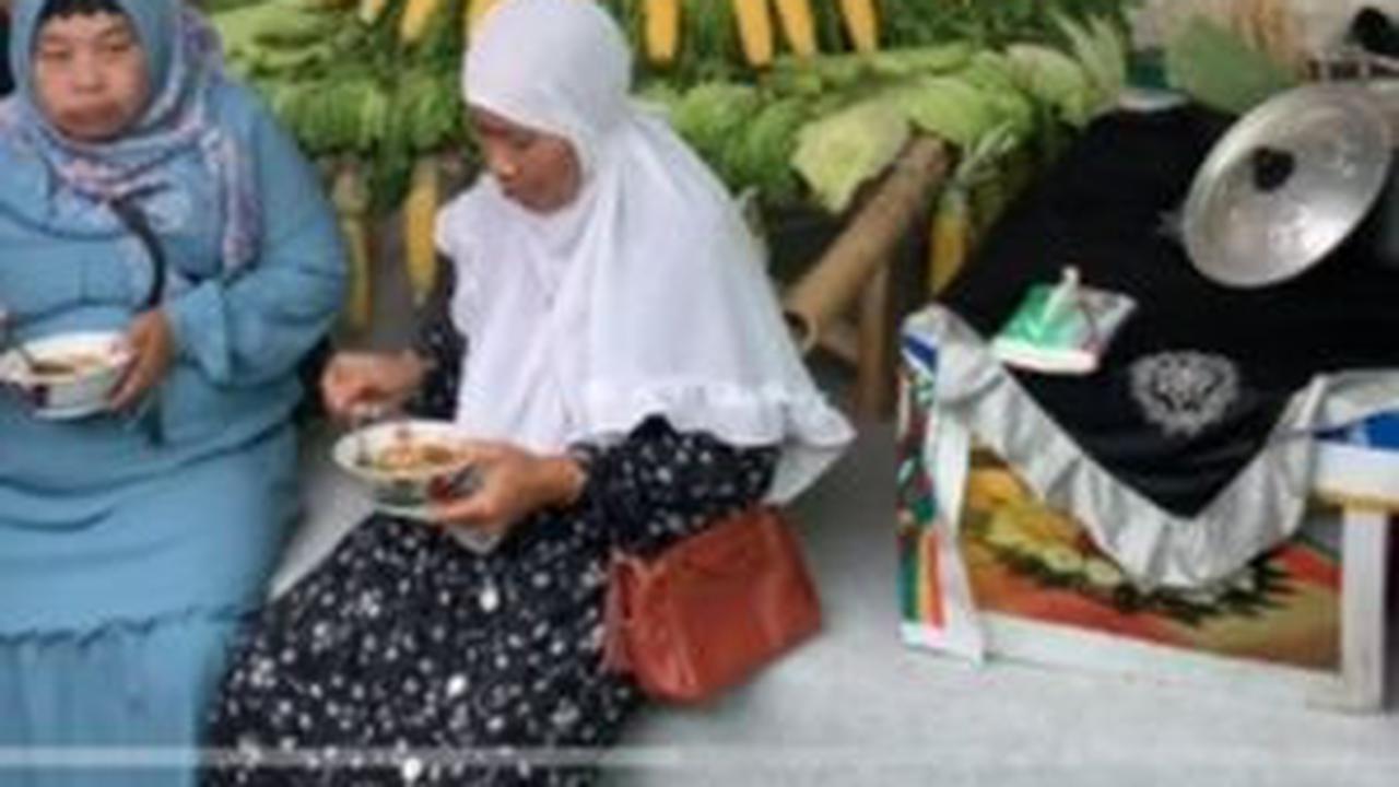 Bukan di Gedung Mewah, Pasangan Pengantin Pilih Resepsi Pernikahan di Dalam Pasar Suasananya Keren Banget
