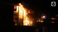 Kebakaran melanda bagian gedung di Kompleks Kejaksaan Agung Republik Indonesia, Sabtu (22/8/2020) malam. Pihak kepolisian yang ikut turun ke lokasi untuk membantu proses kelancaran pemadaman api masih belum mengetahui apa penyebab kebakaran di Kejagung. (Liputan6.com/Herman Zakharia)
