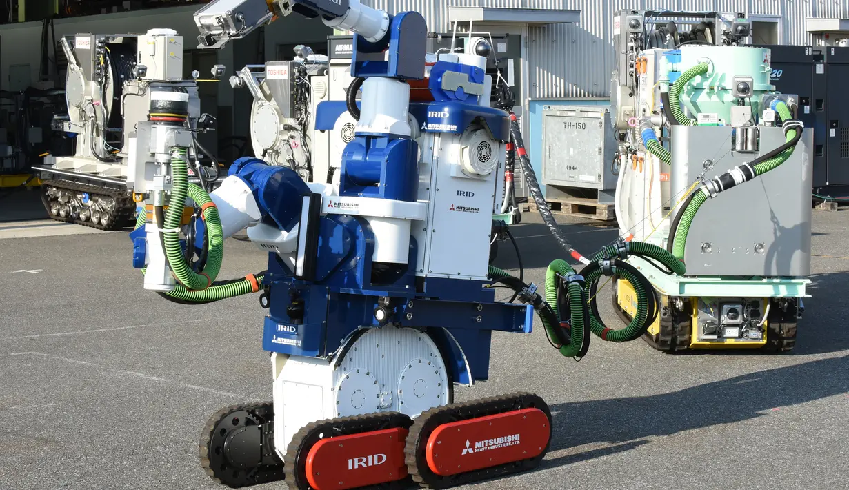 Sebuah unit robot dikendalikan dari jarak jauh untuk menghilangkan kontaminasi nuklir saat demonstrasi di Chiba (16/12). Robot dikembangkan untuk pembangkit nuklir Fukushima yang mengalami krisis sejak Tsunami. (AFP/Toru Yamanaka)