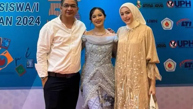 6 Potret Wisuda Shakiena Azalea Putri Pasha Ungu yang Dihadiri Okie Agustina dan Adelia, Kompak Berbusana Pastel