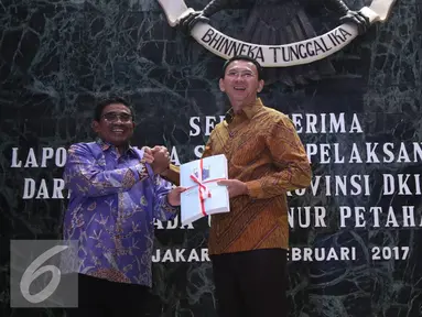 Pelaksana tugas Gubernur DKI Jakarta, Sumarsono bersama Gubernur DKI Jakarta Basuki Tjahaja Purnama melakukan serah terima berkas laporan di Balai Agung DKI, Sabtu (11/2). (Liputan6.com/Immanuel Antonius)