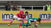 Gelandang Persija Jakarta, Novri Setiawan, berebut bola dengan bek PS TNI, Wanda Syahputra, pada laga Torabika Soccer Championship 2016 di Stadion Pakansari, Bogor, Jumat (15/10/2016). Persija menang 2-1 atas PS TNI. (Bola.com/Vitalis Yogi Trisna)