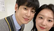 Dibenci Penonton Atas Perannya di Queen of Tears, Park Sung Hoon Malah Selfie Bareng Kim Ji Won (doc: Instagram.com/@boxabum)