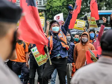 Pekerja alih daya (outsourcing) maskapai penerbangan Lion Air saat menggelar unjuk rasa di Gedung Lion Tower, Jakarta, Senin (13/7/2020). Aksi yang diikuti ratusan orang ini menuntut hak yang disebut belum dibayarkan oleh manajemen perusahaan. (Liputan6.com/Faizal Fanani)