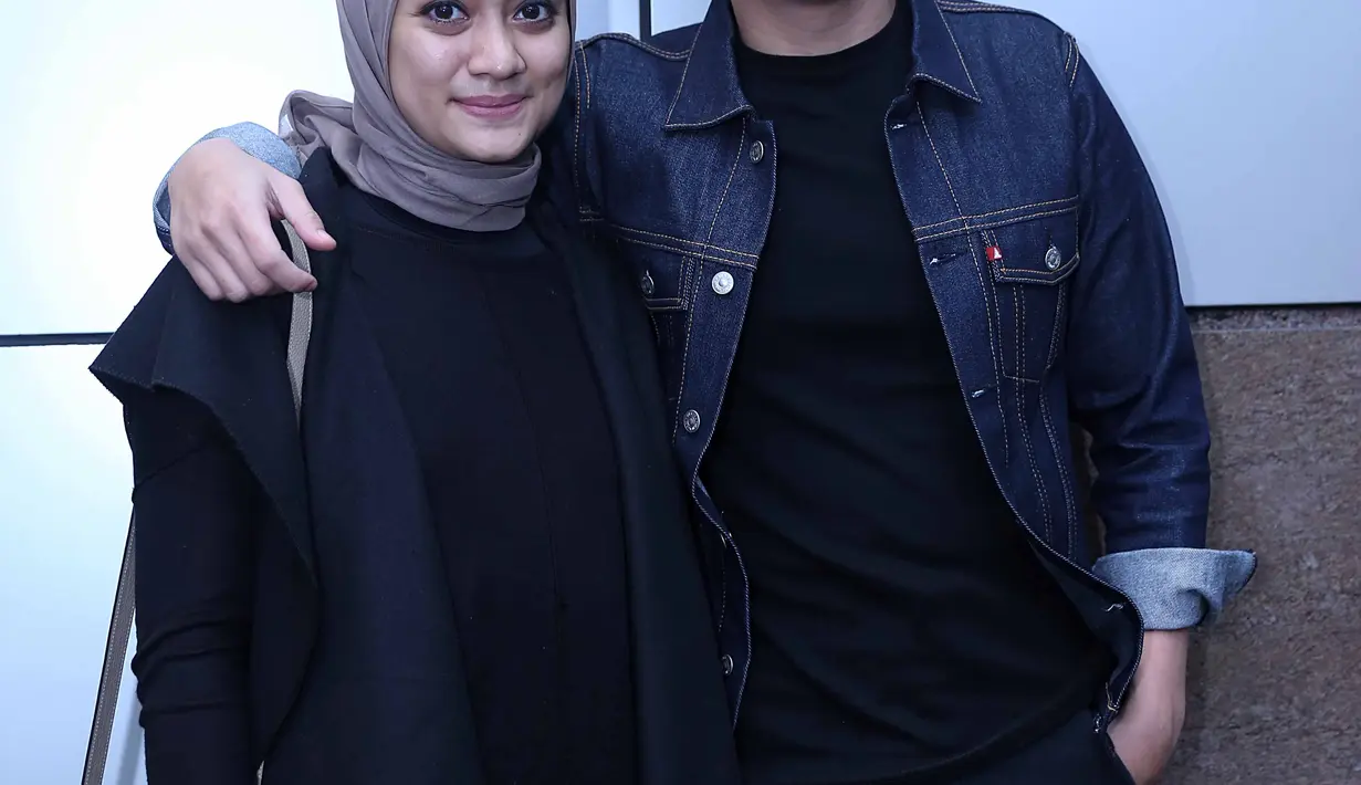 Kisah cinta itu pun dituangkan dalam novel berjudul ‘Teman Tapi Menikah’ yang rilis pada Agustus 2016 lalu. Novel tersebut menceritakan perjalanan cinta mereka yang berawal dari 13 tahun bersahabat dan berujung di pernikahan. (Nurwahyunan/Bintang.com)