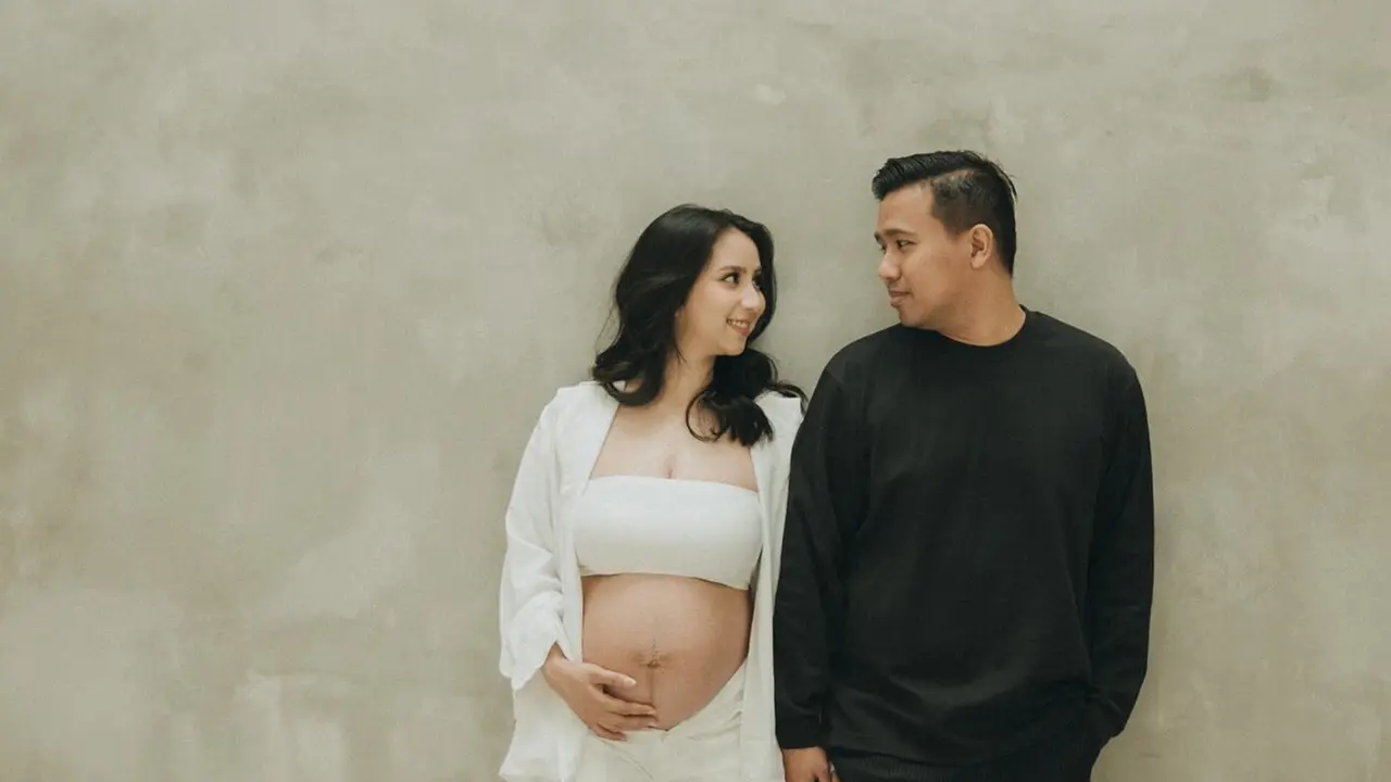 Potret Maternity Shoot Perdana Clairine Clay dan Joshua Suherman, Outfitnya Black & White