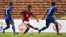 Gelandang Timnas Indonesia, Osvaldo Haay, mengocek pemain Thailand pada laga SEA Games di Stadion Shah Alam, Selangor, Selasa (15/8/2017). Kedua negara bermain imbang 1-1. (Bola.com/Vitalis Yogi Trisna)