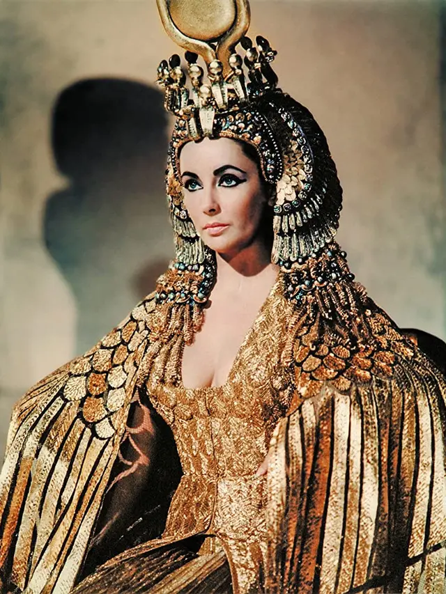 Elizabeth Taylor sebagai Cleopatra. (Foto: 20th Century Fox/ IMDb)