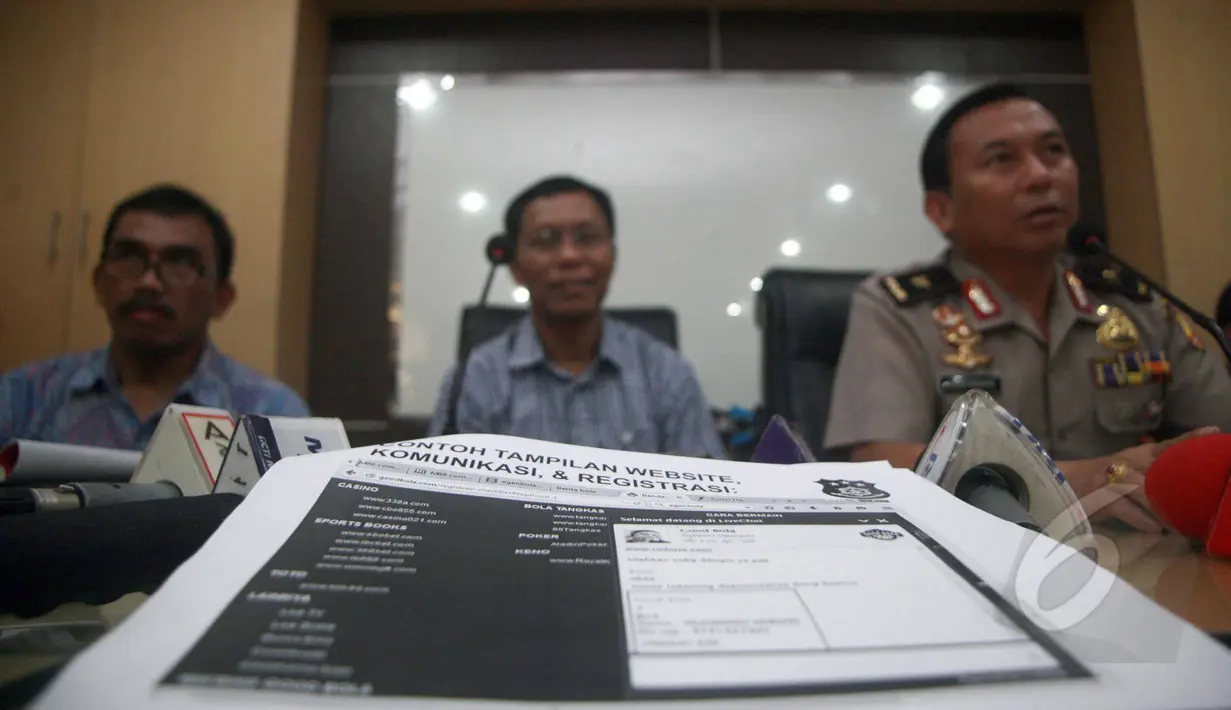 Contoh tampilan Website, Komunikasi dan Registrasi saat rilis Pengungkapan Perjudian Online di Bareskrim Mabes Polri, Jakarta, Jumat (22/5/2015). Bareskrim Polri menemukan 360 situs judi online dan memblokir 460 rekening. (Liputan6.com/Helmi Afandi)