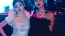 Karin Novilda atau Awkarin tampil bold dengan strapless sequin dress beraksen bulu warna hitam. Dipadu dengan kalung mutiara bertingkat dan headband silver [@reginaaphx]