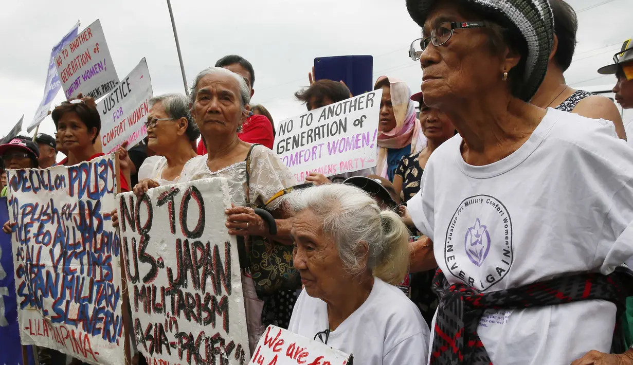 Sejumlah mantan budak seks tentara Jepang menggelar aksi unjuk rasa di depan Kedutaan Jepang di Pasai, Filipina, Kamis (12/1). Mereka menolak kedatangan PM Jepang Shinzo Abe selama 2 hari di Filipina. (AP Photo/Bullit Marquez)