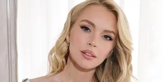 Lindsay Lohan mengunggah pose cantiknya selagi mempromosikan film terbaru 'Freakier Friday'. [Foto: Instagram/ Lindsay Lohan]
