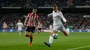 Pemain Real Madrid, Gareth Bale berebut bola dengan pemain Athletic Bilbao, Unai Nunez pada pekan ke-33 La Liga di Santiago Bernabeu, Rabu (18/4). Real Madrid kembali meraih hasil minor usai bermain imbang 1-1 lawan Atletico Bilbao. (AP/Francisco Seco)