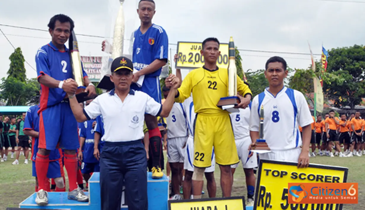 Citizen6, Karangpilang: urnamen Futsal antar TNI/Polri 2012 dalam rangka HUT Batalyon Howitzer-1 Marinir yang ke-11 dilaksanakan selama 10 hari di lapangan Futsal Batalyon Howitzer-1 Marinir, Karangpilang, Surabaya. (Pengirim: Budi Abdillah)