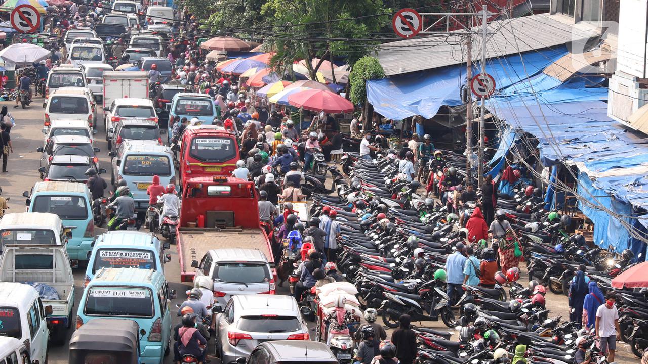FOTO: Tak Pedulikan PSBB, Pasar Kebayoran Lama Macet Parah