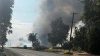 Gumpalan asap tebal mengepul dari gedung kembang api di Yolo County, California, pada hari Selasa (2/7/2025). (CAL Fire)