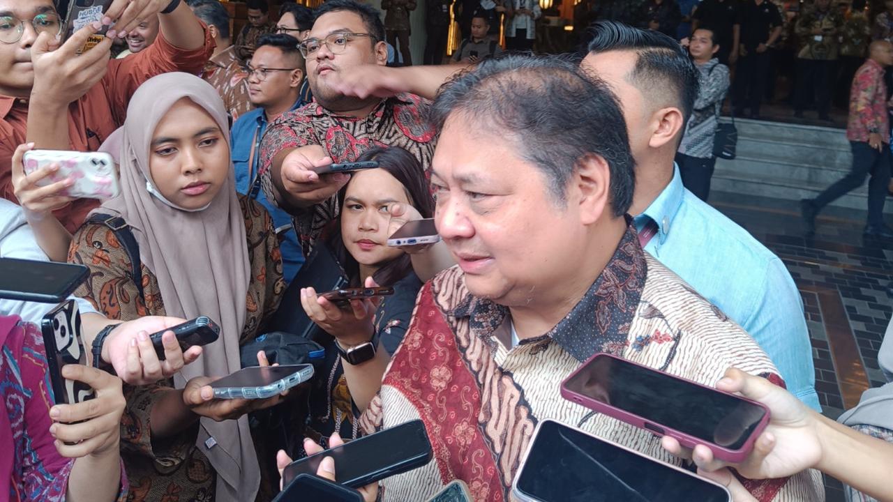 "Hoaks itu," kata Airlangga kepada awak media di St. Regis Hotel, Kuningan, Jakarta Selatan, Selasa (20/2).