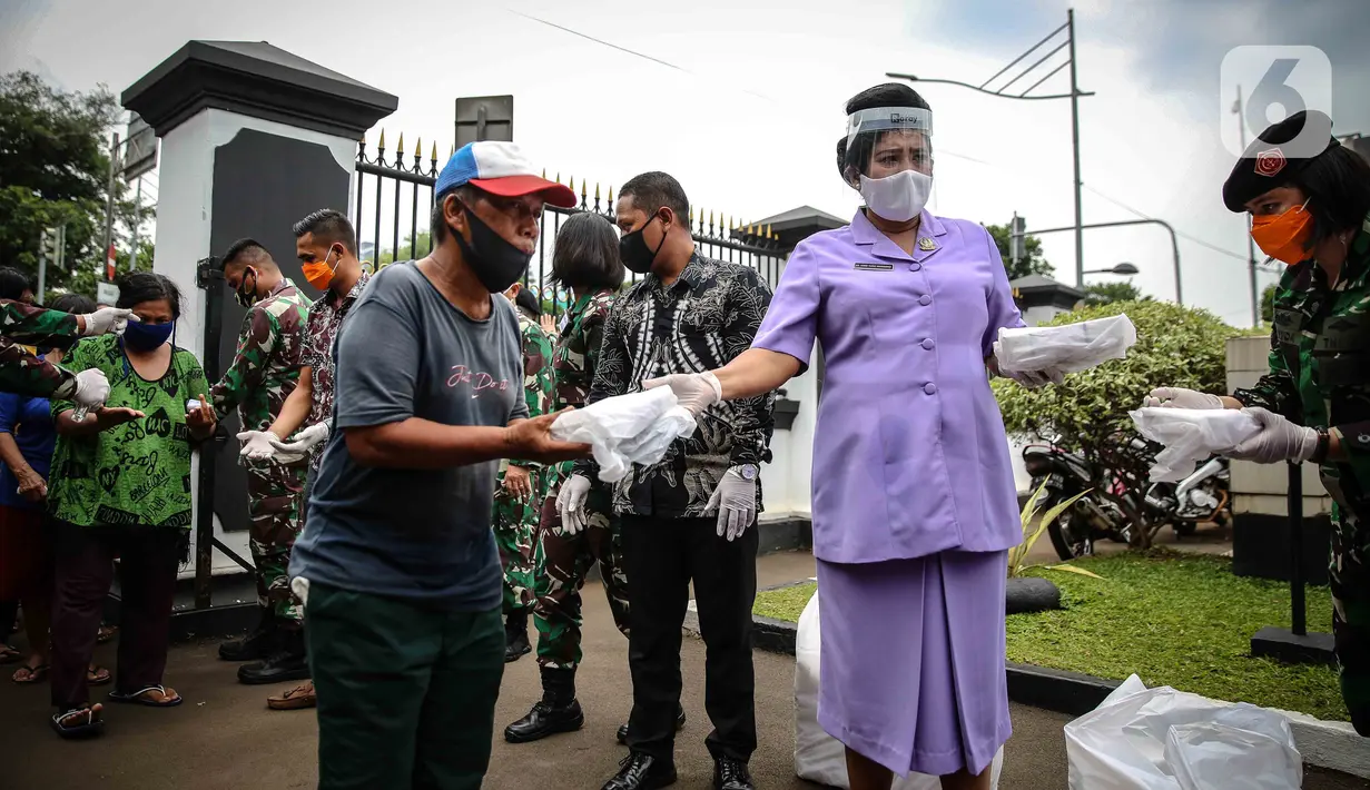 Warga menerima nasi kotak serta masker dari TNI di Markas Komando Gabungan Wilayah I, Jakarta, Selasa (21/4/2020). Dalam rangka Hari Kartini, TNI membagikan makanan dan masker kepada masyarakat. (Liputan6.com/Faizal Fanani)