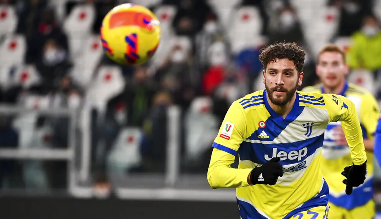 Pemain Juventus Manuel Locatelli mengejar bola saat melawan Sampdoria pada pertandingan sepak bola babak 16 besar Coppa Italia di Allianz Stadium, Turin, Italia, 18 Januari 2022. Juventus menang 4-1. (Marco Alpozzi/LaPresse via AP)