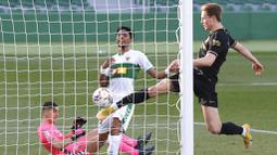 Gelandang Barcelona, Frenkie de Jong, mencetak gol ke gawang Elche pada laga Liga Spanyol di Stadion Manuel Martinez Valero, Minggu (24/1/2021). Barcelona menang dengan skor 2-0. (AP/Alberto Saiz)