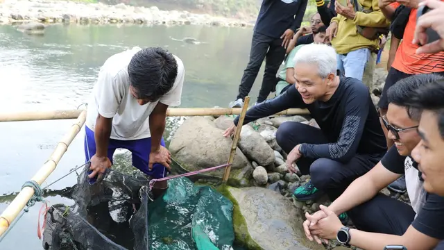 Bakal Calon Presiden (Bacapres) Ganjar Pranowo berhasil membantu warga desa Kampung Nagrog, Desa Muncang, Kecamatan Sodonghilir, Kabupaten Tasikmalaya, Jawa Barat, untuk mendapatkan akses air bersih yang selama 12 tahun dinantikan masyarakat setempat (Ist