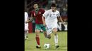 Pemain Timnas Maroko U-17, Sofyan Amrabat (kiri), berusaha mengejar pemain Uzbekistan U-17, Jamshid Boltaboev, dalam pertandingan Piala Dunia U-17 2013 yang berlangsung di Uni Emirat Arab, Senin (21/10/2013). Langkah Timnas Maroko U-17 harus terhenti di babak 16 besar setelah kalah 1-2  oleh Pantai Gading. (AFP/Karim Sahib)