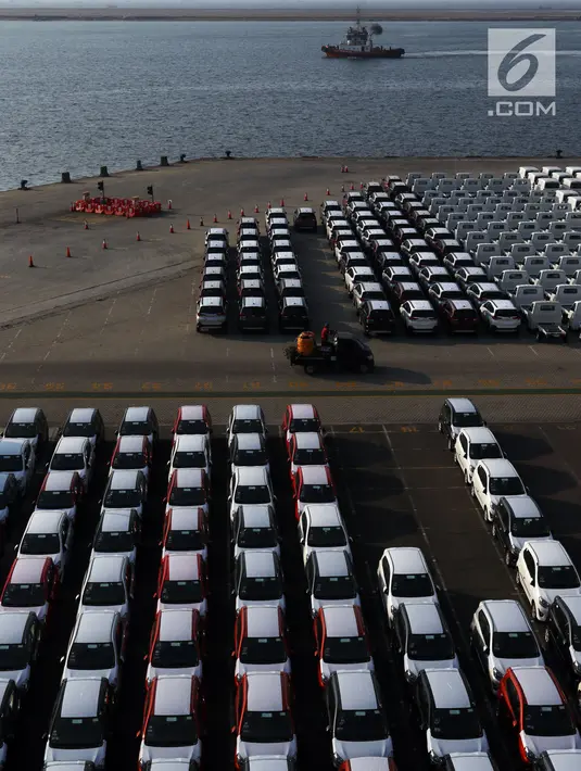 Ratusan Mobil yang siap diekspor terparkir di IPC Car Terminal, PT IKT, Pelabuhan Tanjung Priok, Jakarta, Kamis (11/7/2019). Target itu naik dari hasil pada 2018 yakni 346 ribu unit atau setara USD 4,78 miliar. (Liputan6.com/Johan Tallo)