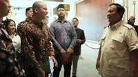 Prabowo Subianto dan belasan influencer bertemu di kantor Menteri Pertahanan pada Kamis, 3 Agustus 2023. (Dok. via YouTube Liputan6)